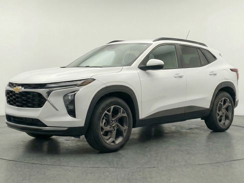 Used 2025 Chevrolet Trax LT w/ LT Convenience Package FWD image 3