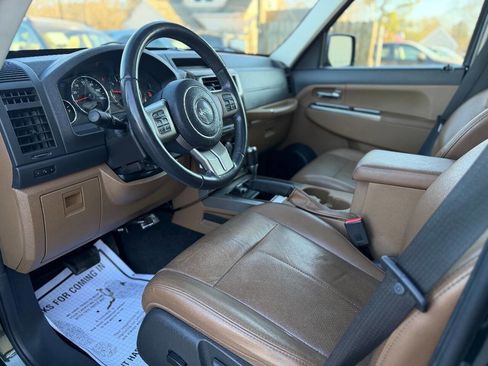 Used 2011 Jeep Liberty Limited w/ Tire & Wheel Group image 9