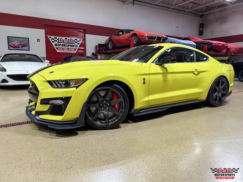 Used 2021 Ford Mustang Shelby GT500 w/ Carbon Fiber Track Pack RWD image 1