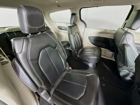 Used 2023 Chrysler Pacifica Touring-L image 35