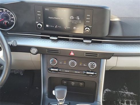 Used 2024 Kia Carnival LX image 12