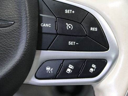 Used 2019 Chrysler Pacifica Limited w/ Tire & Wheel Group FWD image 18