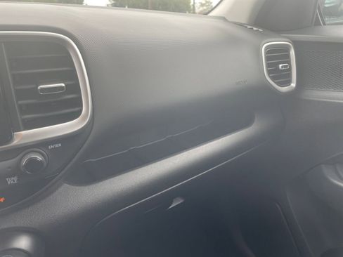 Used 2025 Hyundai Venue SEL image 30