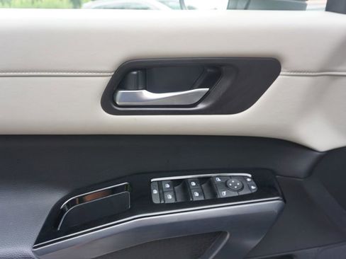 Used 2023 Nissan Pathfinder SL w/ SL Premium Package FWD image 4