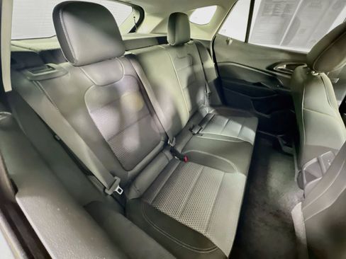 Used 2025 Chevrolet Trax LT w/ LT Convenience Package FWD image 25