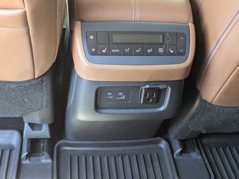 Used 2024 Nissan Pathfinder Platinum w/ Black Appearance Package FWD image 30