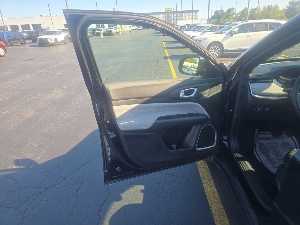 Used 2023 Jeep Compass Latitude AWD/4WD image 17