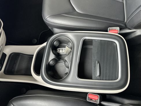 Used 2023 Chrysler Pacifica Touring-L image 31