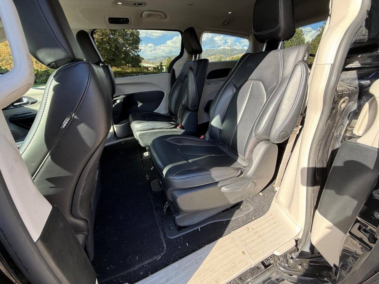 Used 2023 Chrysler Pacifica Touring-L FWD image 11
