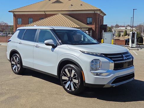 Used 2025 Mitsubishi Outlander SE image 1