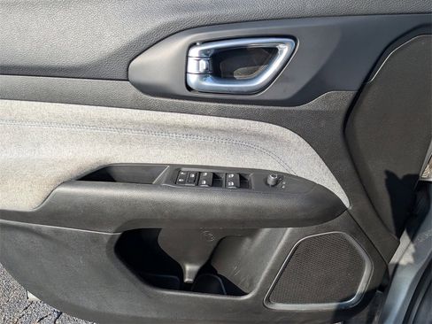 Used 2024 Jeep Compass Latitude image 19