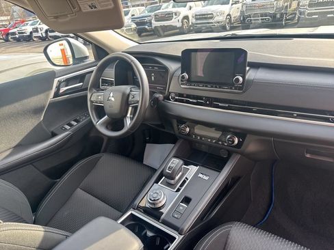 Used 2025 Mitsubishi Outlander ES AWD/4WD image 35