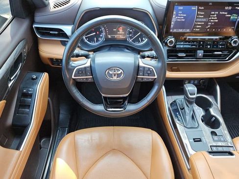 Used 2022 Toyota Highlander Platinum FWD image 12