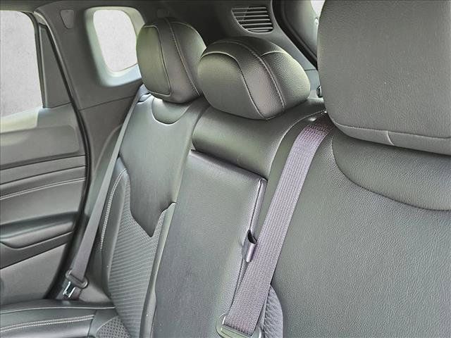 Used 2023 Jeep Compass Latitude w/ Convenience Group AWD/4WD image 19