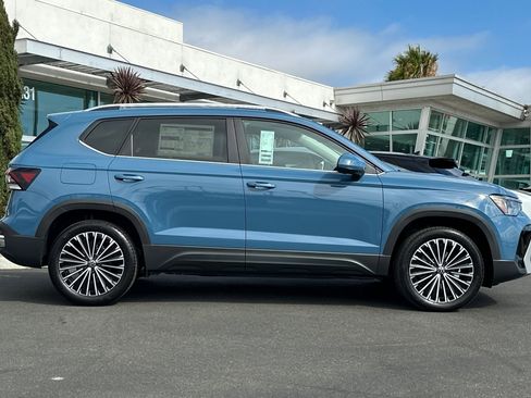 New 2025 Volkswagen Taos SE image 4