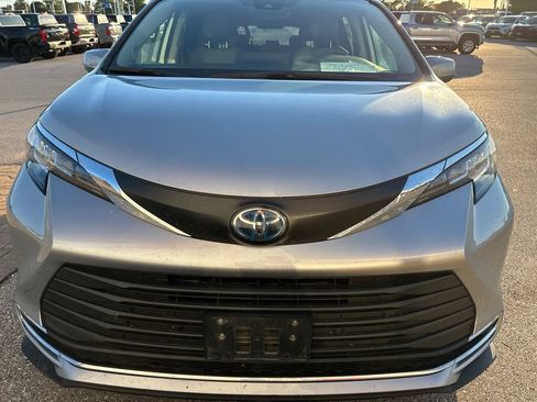 Used 2021 Toyota Sienna XLE w/ XLE Plus Package FWD image 2