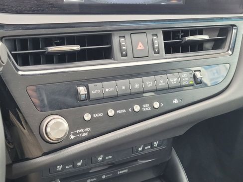 Used 2022 Lexus ES 300h w/ Premium Package image 25