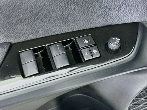 Used 2022 Toyota Prius L Eco FWD image 19