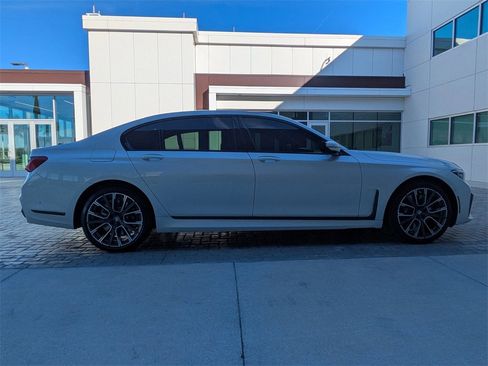 Used 2022 BMW 750i xDrive w/ Luxury Rear Seating Package image 3