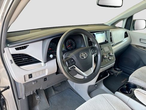 Used 2015 Toyota Sienna LE AWD/4WD image 5