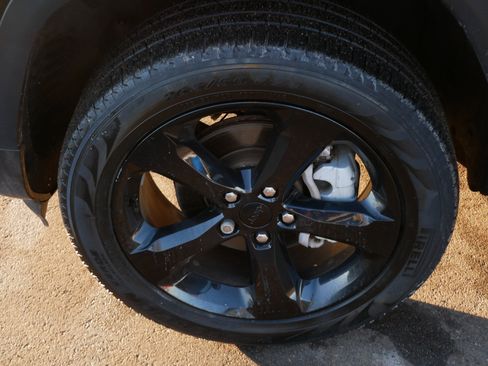 Used 2023 Jeep Grand Cherokee Limited w/ Luxury Tech Group II image 15