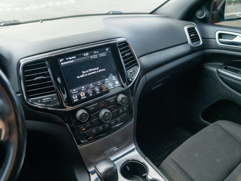 Used 2020 Jeep Grand Cherokee Laredo AWD/4WD image 12