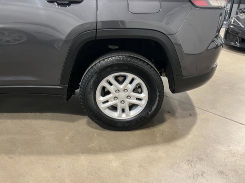 Used 2023 Jeep Grand Cherokee Laredo image 39