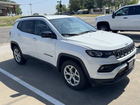 Used 2024 Jeep Compass Latitude AWD/4WD image 1