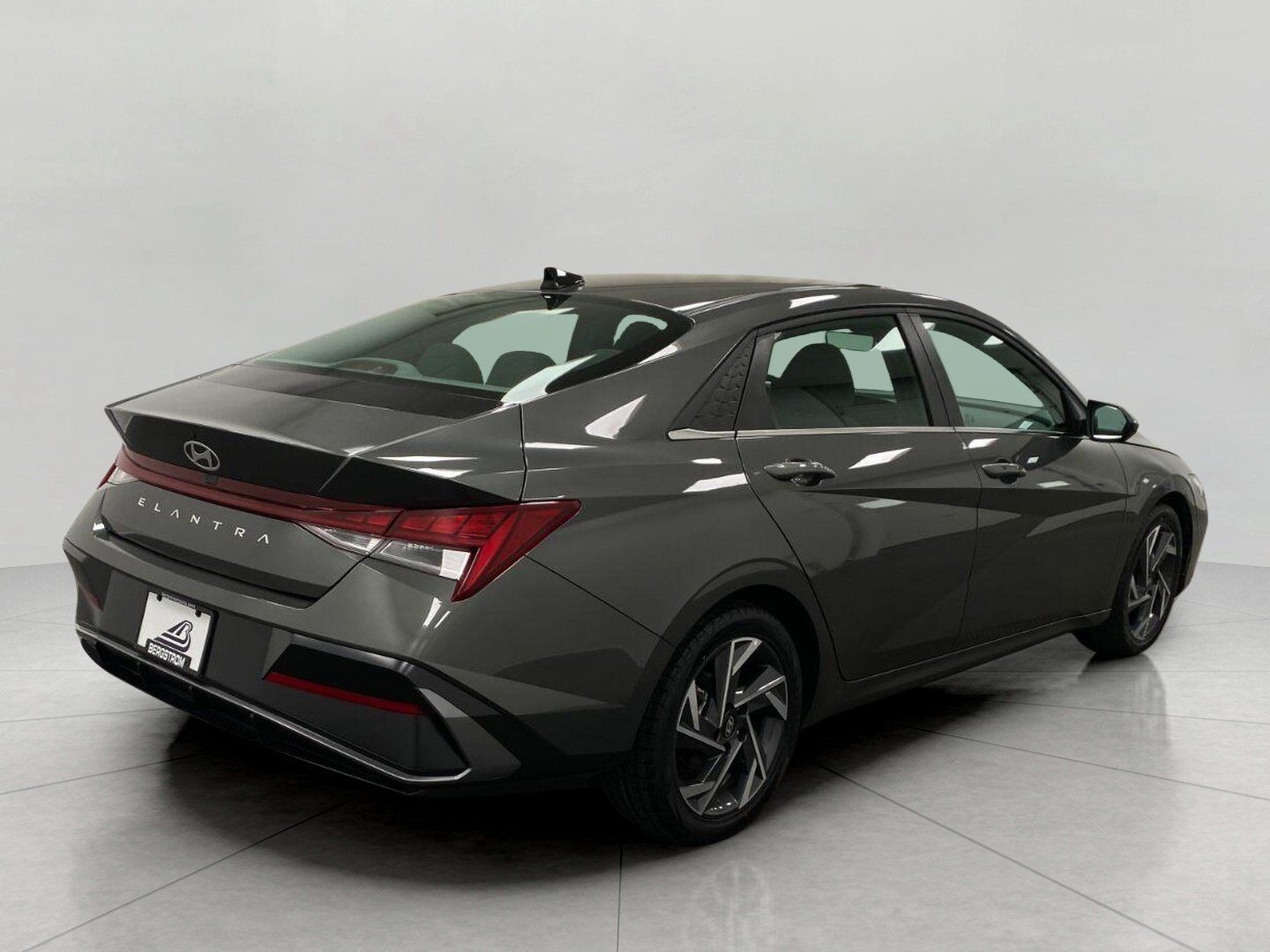 Used 2025 Hyundai Elantra SEL FWD image 4