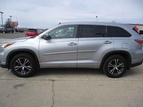 Used 2016 Toyota Highlander XLE image 3