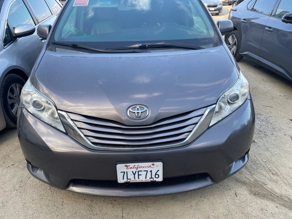 Used 2015 Toyota Sienna XLE w/ XLE Navigation Package FWD image 2