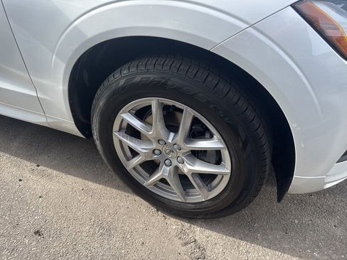 Used 2021 Volvo XC60 T5 Momentum image 3