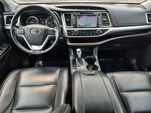 Used 2019 Toyota Highlander XLE AWD/4WD image 27