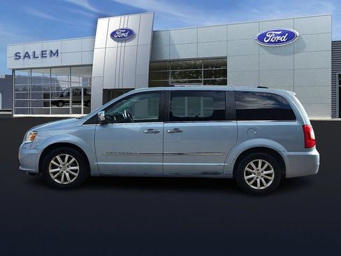 Used 2016 Chrysler Town & Country Limited Platinum FWD image 5