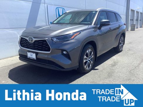 Used 2022 Toyota Highlander XLE AWD/4WD image 1