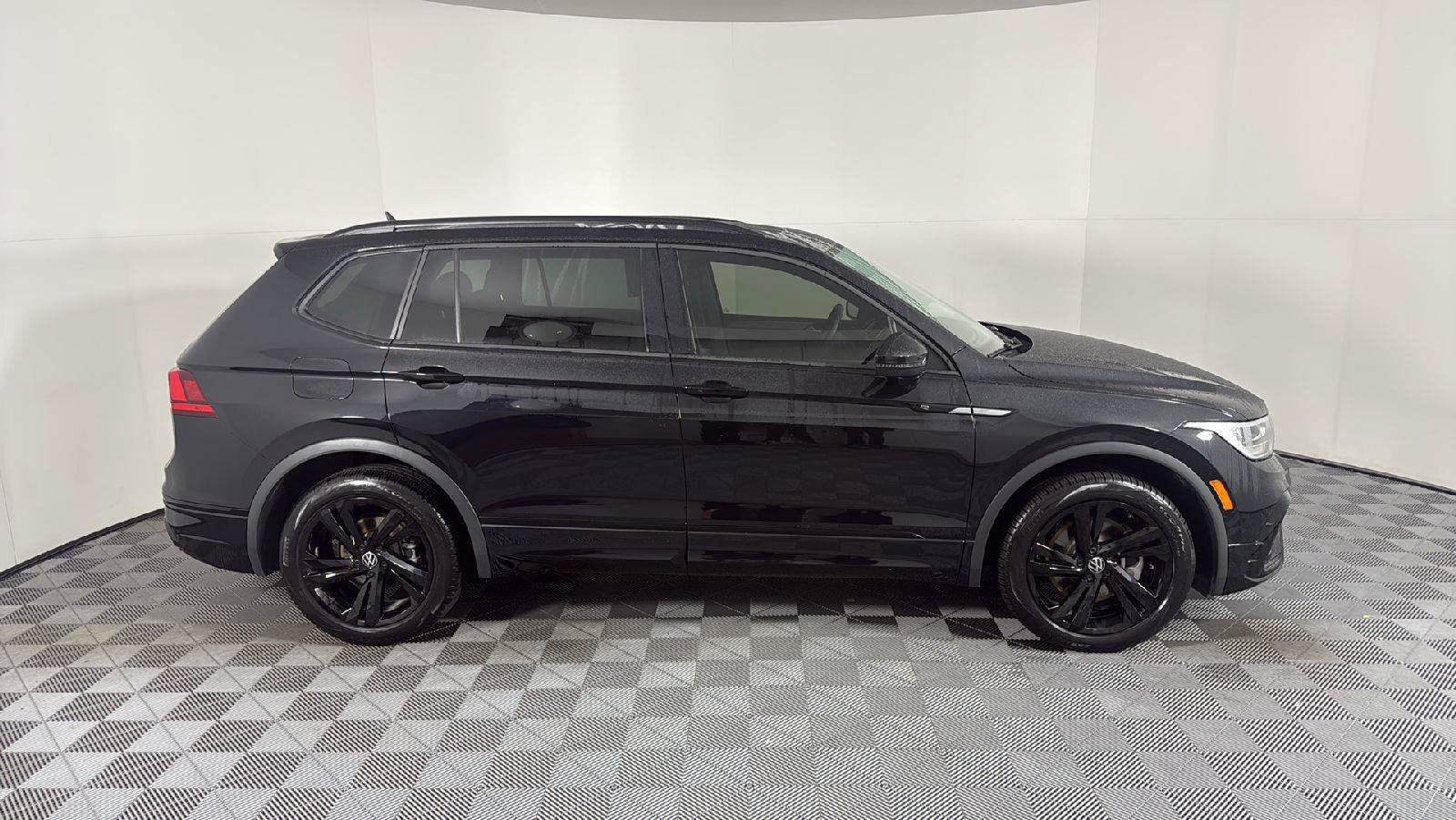 Certified 2024 Volkswagen Tiguan SE R-Line FWD image 8