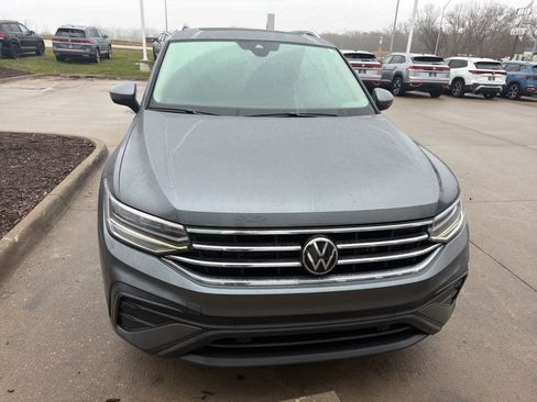 Used 2022 Volkswagen Tiguan SE w/ Panoramic Sunroof Package image 2