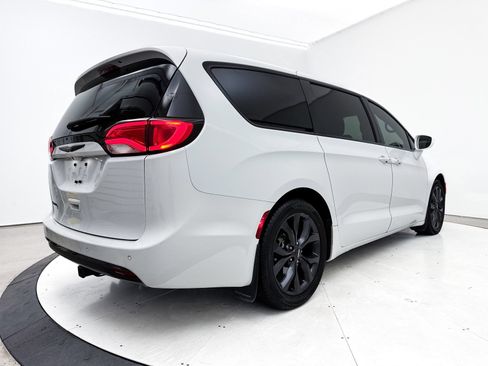 Used 2018 Chrysler Pacifica Touring Plus w/ S Appearance Package FWD image 18