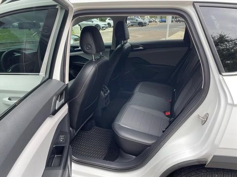 Used 2022 Volkswagen Taos SE FWD image 4