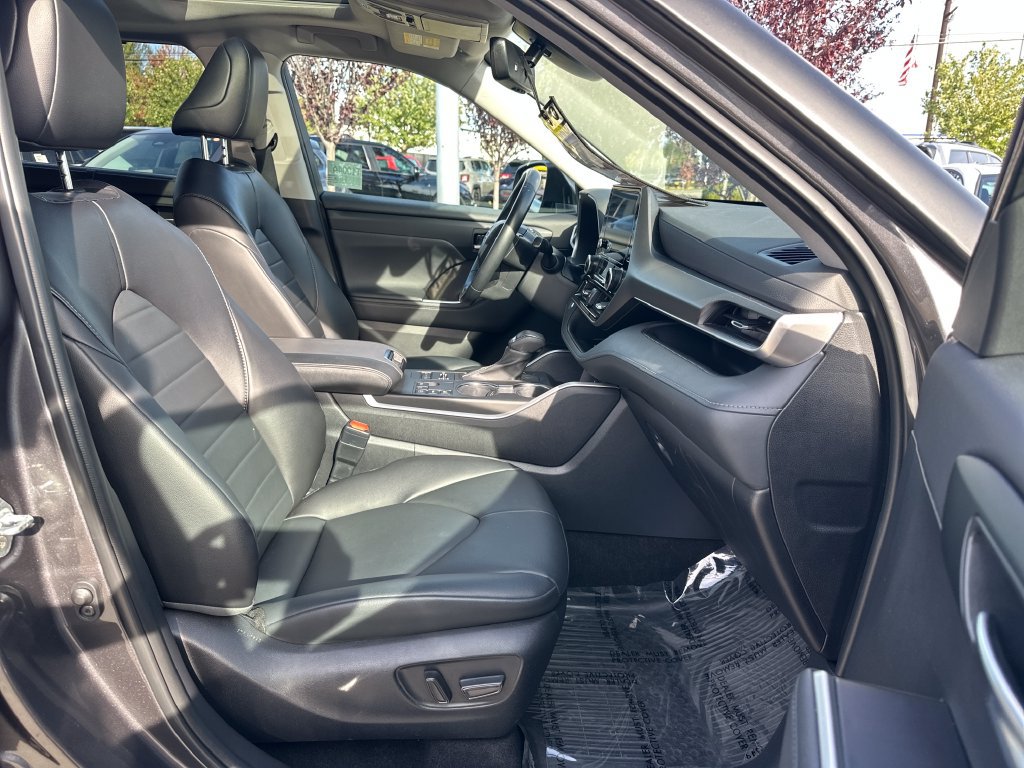 Used 2023 Toyota Highlander XLE AWD/4WD image 18