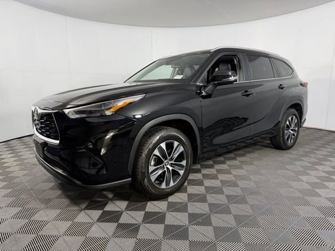 Used 2025 Toyota Highlander XLE FWD image 3