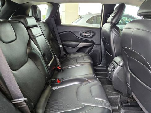 Used 2019 Jeep Cherokee Limited FWD image 24