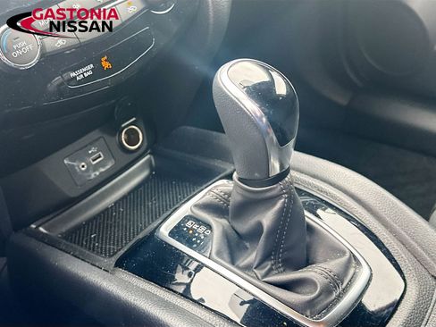 Used 2018 Nissan Rogue SV w/ Premium Package image 22