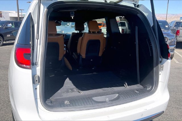 Used 2023 Chrysler Pacifica Pinnacle FWD image 34