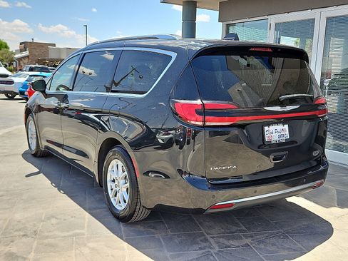 Used 2021 Chrysler Pacifica Touring-L image 4