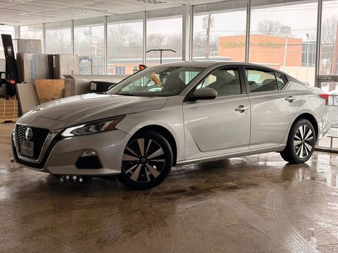 Used 2022 Nissan Altima 2.5 SV w/ SV Premium Package image 1