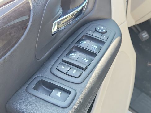 Used 2018 Dodge Grand Caravan SE image 22