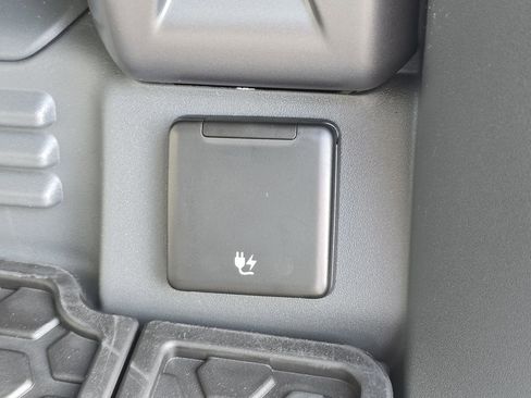 New 2026 Land Rover Defender 110 X-Dynamic SE image 13