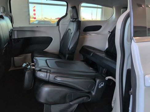 Used 2024 Chrysler Pacifica Touring-L image 18