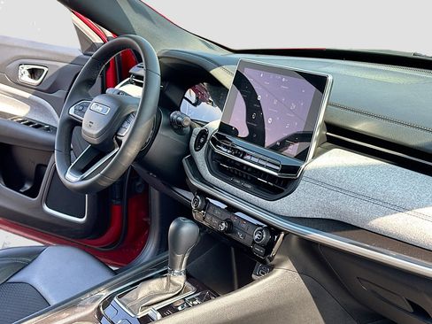 Used 2024 Jeep Compass Latitude image 5